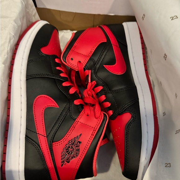 AIR JORDAN 1 MID (Black/Fire Red-White) - Picture 1 of 11